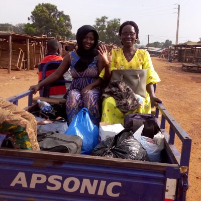 La présidente sur un tricycle à Kiemou (Korhogo)